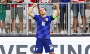 Modric ghi siêu phẩm đá phạt, lu mờ Lewandowski