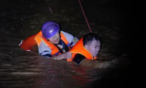 Gần 2 giờ vật lộn cứu người giữa đêm lũ dâng