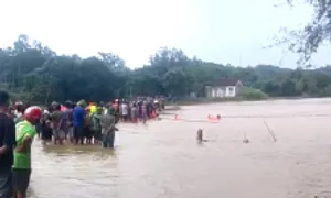 Hai nữ sinh bị lũ cuốn