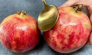 Mẹo tách hạt lựu bằng thìa