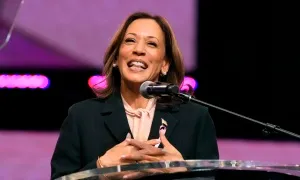 Bà Harris vận động ở bang chiến trường trong ngày sinh nhật