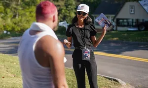 Chiến lược gõ cửa từng nhà của Musk nhằm tạo 'sóng đỏ' cho Trump